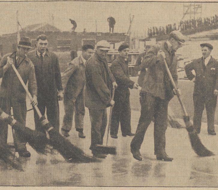 Algemeen Handelsblad van 14 november 1934. Veegploeg aan het werk op de IJsbaan, naast het zwembad.<br />bron: Historische krantte, KB. 