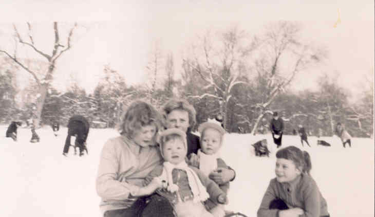 In het Oosterpark Lenny en haar broertjes en zusjes in het Oosterpark. (1957) 