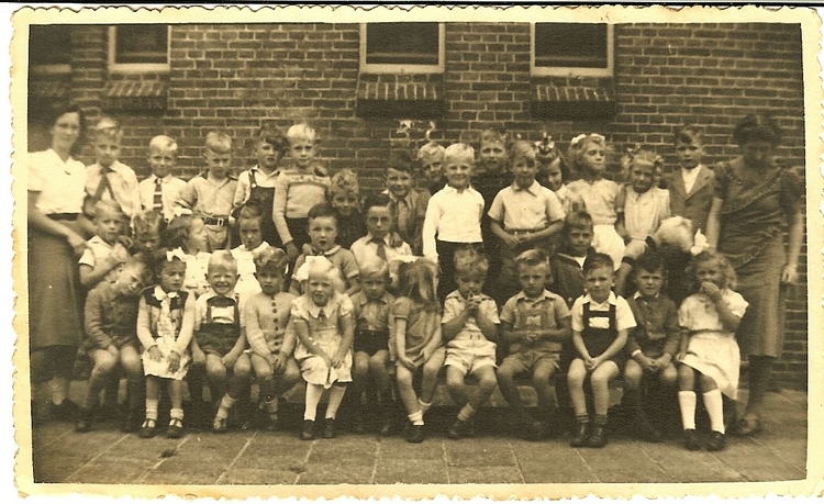 Alwin op school Klassefoto van de Julianaschool omstreeks 1948: Alwin staat op de 2e rij, uiterst links, met een hand van de juf op zijn schouder. Een ander naam kan Alwin zich goed herinneren: Piet Tap, hij staat ook op de 2e rij, 7e van links achter het jongetje met zijn handen bij zijn gezicht. 