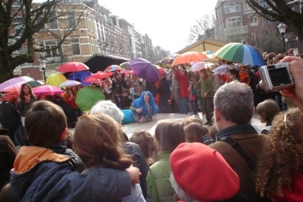  De "fonteinmeermin" temidden van kinderen met kleurige paraplu's even voordat de fontein in werking werd gesteld. (foto Amarens de Lange 2007) 