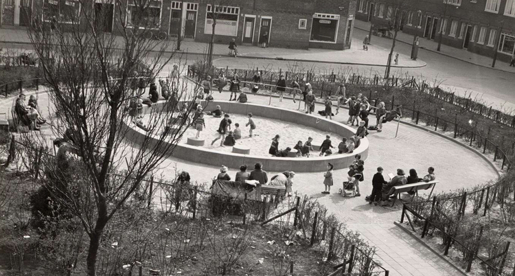 Ambonplein speelplaats 1954 .<br />Foto; Beeldbank Amsterdam 