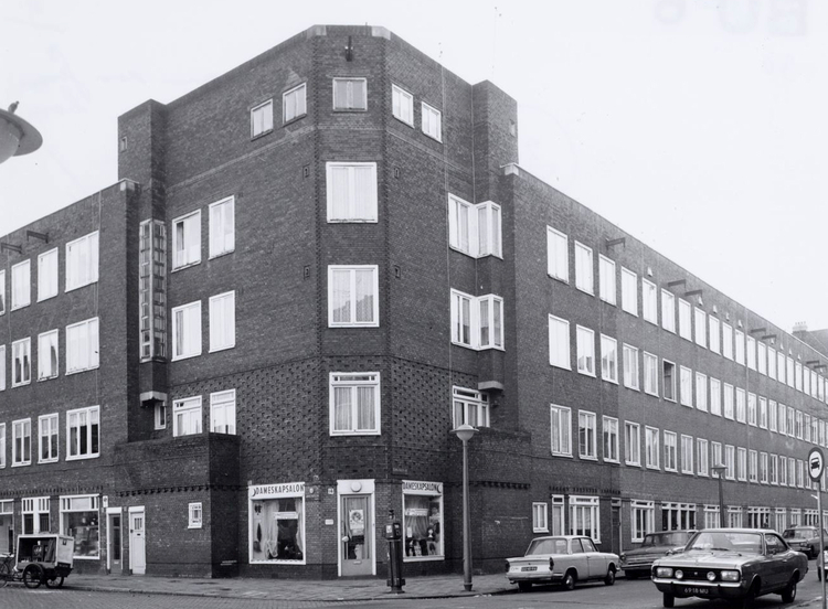 Ambonplein - Sumatrastraat 14 - ± 1970 .<br />Foto: Beeldbank Amsterdam<br />Klik rechts bovenaan op de foto en de foto wordt vergroot weergegeven. .<br />Foto: Beeldbank Amsterdam 