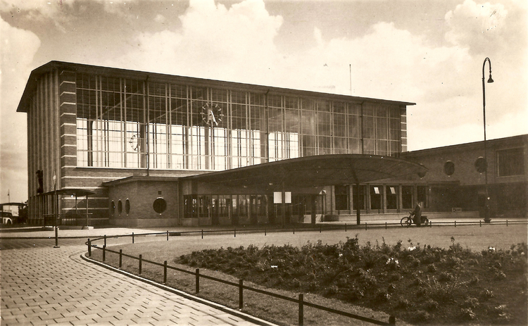 Het Amstelstation van architect H.G.J.Schelling werd in 1939 geopend. .<br />Foto: John Haen 