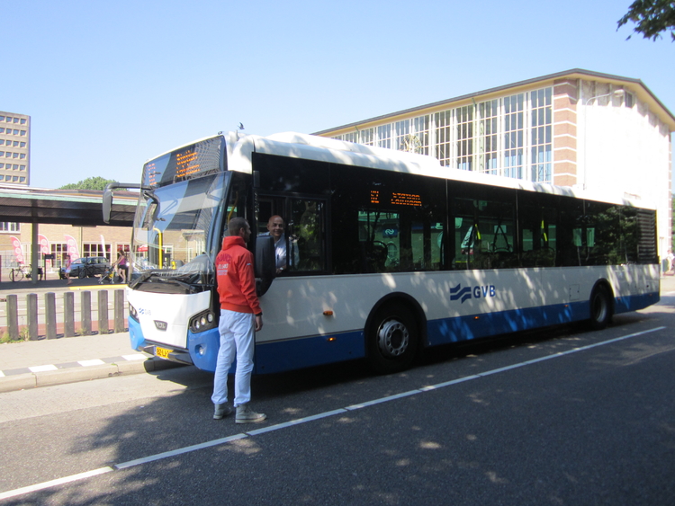 Bus 62 met chauffeur en passagier (figurant)  voor het Amstelstation. .<br />Foto: Jo Haen © 