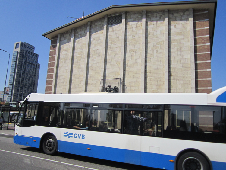 Bus 62 rijdt langs het station. Op de achtergrond de Mondriaantoren. .<br />Foto: Jo Haen © 