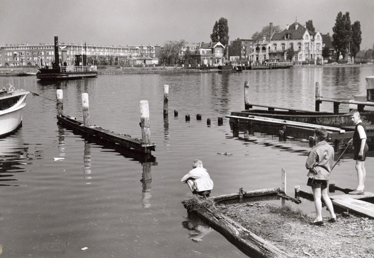 Pontje vanaf de Amsteldijk naar de Omval - 1956. .<br />Foto: Beeldbank Amsterdam 