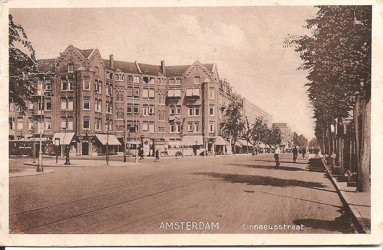 Amsterdam Oost - Linnaeusstraat .<br />U kunt wel eens gelijk hebben. De hoekpanden lijken erg op die van de foto bij het verhaal.<br />Foto: Beeldbank Stadsarchief Amsterdam .<br />U zou wel eens gelijk kunnen hebben. De hoekpanden lijken erg op die van de foto bij het verhaal.<br />Jo Haen 