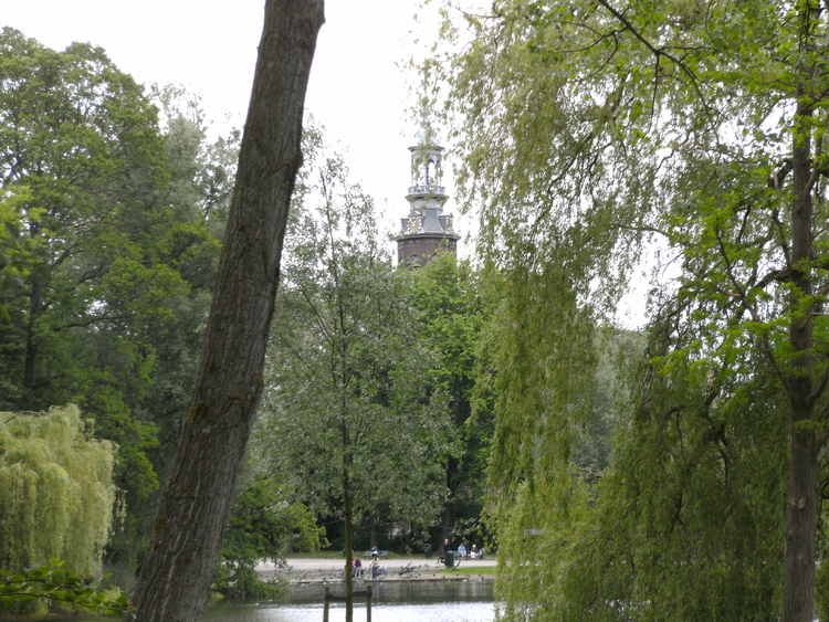 Oosterpark. Op de achtergrond de toren van de Muiderkerk. .<br />Foto: Wim Verschut 