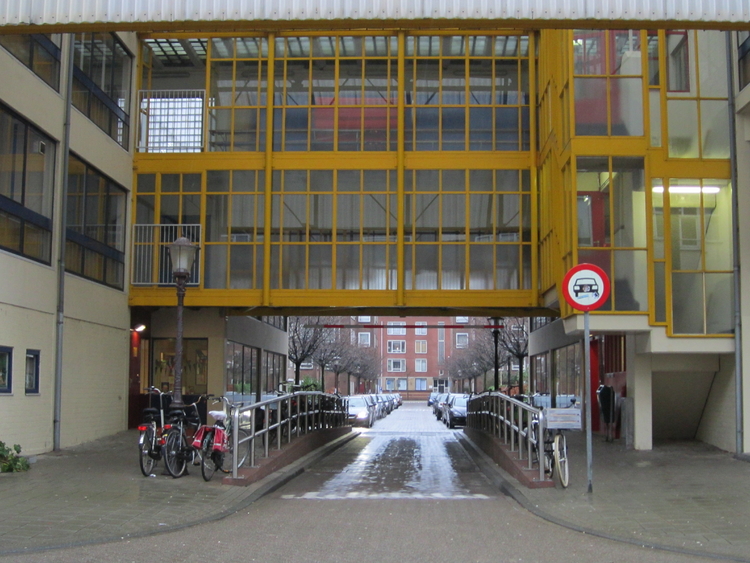 Ingang Danie Theronstraat  gezien vanuit de Ben Viljoenstraat anno 2012. .<br />Het gebouw op de voorgrond is een buurthuis. 