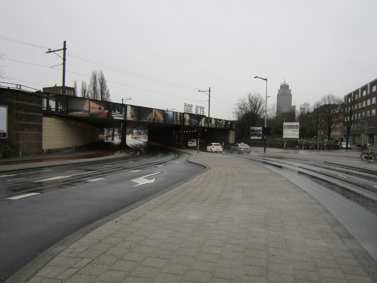 Viaduct Wibautstraat richting Amstelstation. Op de achtergrond de Rembrandttoren.  