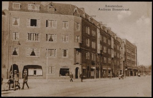 Andreas Bonnstraat. Afgebeeld is de Andreas Bonnstraat in 1920. Uitgave N.V. Luxe Papierwarenhandel v.h. Roukes & Erhart, Baarn. Bron, Beeldbank, Stadsarchief Amsterdam. 