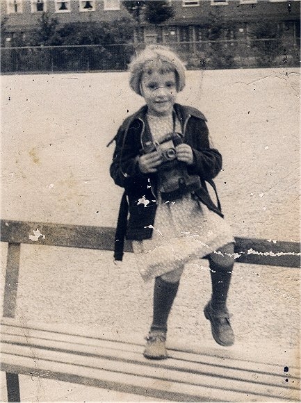Anneke 8 jaar Anneke op zesjarige leeftijd in speeltuin Makassarstraat (1954). 