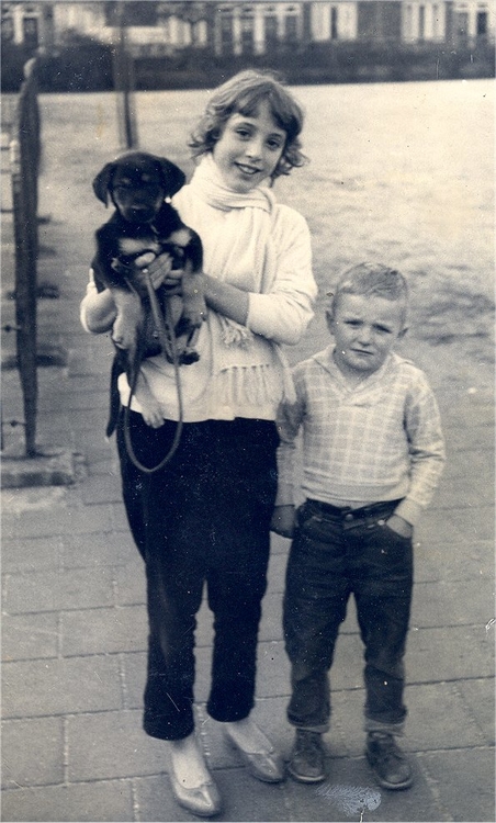 Anneke en Leo Anneke (12 jaar) met een van de vele hondjes uit de buurt en zesjarig buurjongen Leo van Buiten (1960). 