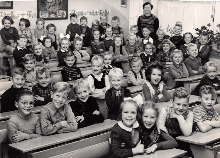 Anth. van Diemenschool 1952 met juffrouw Kers .<br />Foto: Ineke van Berkel 