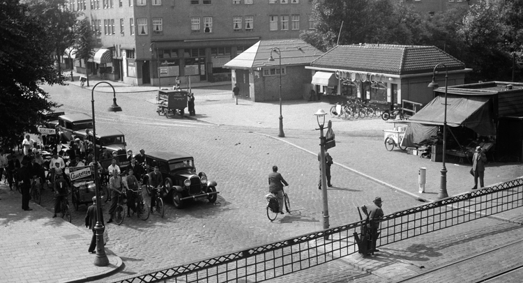 Spoorwegovergang Linnaeusstraat - 1930 .<br />Foto: Beeldbank Amsterdam 