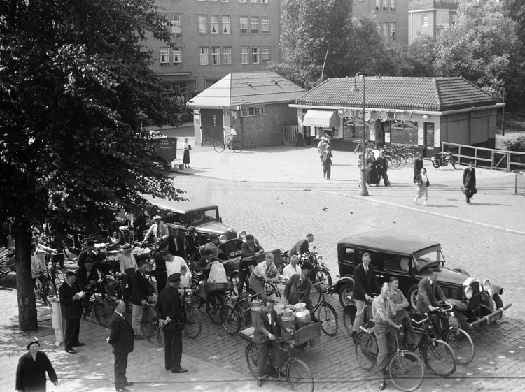 Spoorwegovergang Linnaeusstraat - 1930 .<br />Foto: Beeldbank Amsterdam 