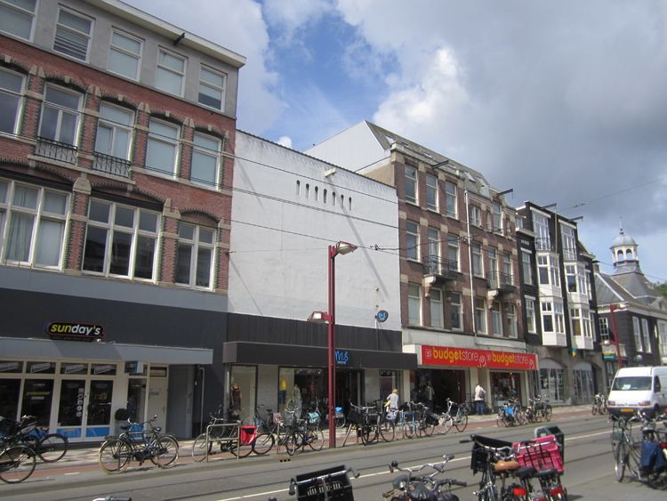 Links het pand waar de Veenendaalse was gevestigd en rechts met witte pui, het oude gebouw van bioscoop de Bio. Er zijn nu andere zaken in gevestigd.  Op deze plek stond café-restaurant Oost-Indië. .<br />Foto: Jo Haen © 