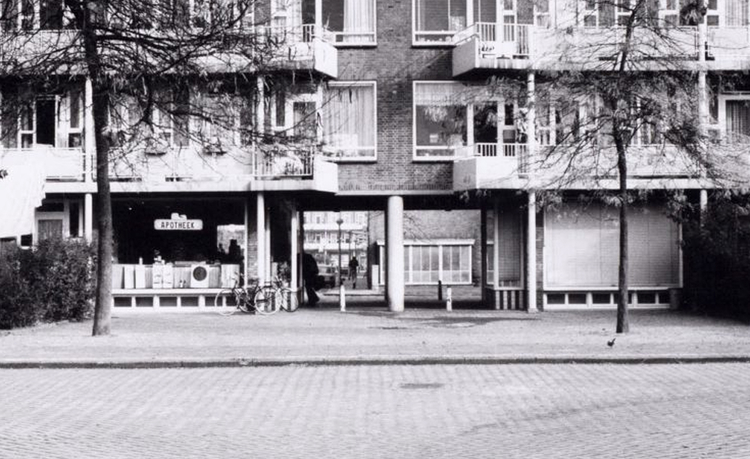 Links het pand van de Apotheker. .<br />Klik rechts bovenaan op de foto en de foto wordt vergroot weergegeven.<br />Foto: Beeldbank Amsterdam 