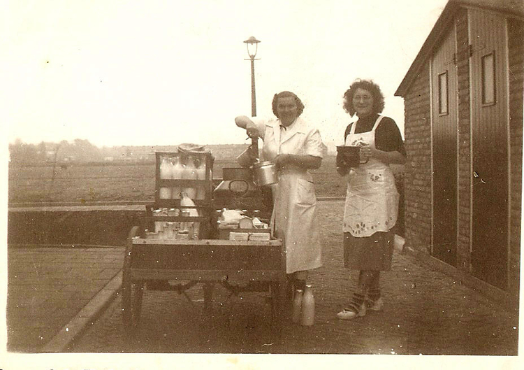 Henny Schuurman met een klant. Op de achtergrond de Kruislaan - ± 1946 .<br />Foto: Reina Schuurman 