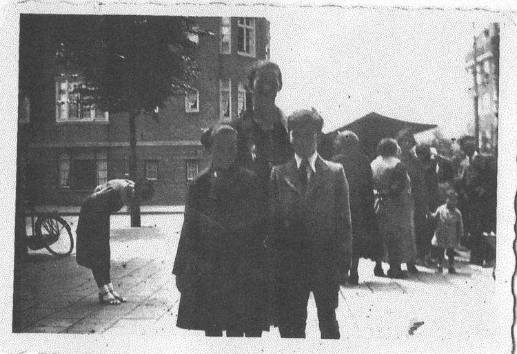 Tante Liesbethe en haar twee kinderen. Op de foto (helaas wat donker) staat tante Liesbeth met haar kinderen: Isaäc en Henny.<br />bron: privé archief van Greetje van der Meer-Papegaaij. 