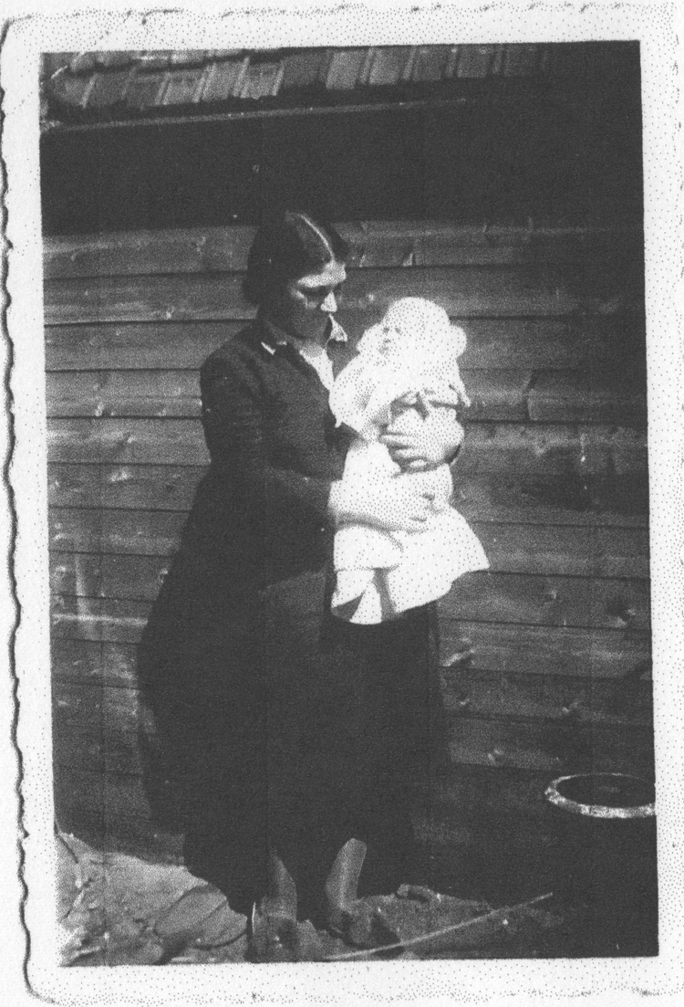 Tante Marie en haar dochter Sophia. Tante Marie, eigenlijk Marianna, met haar dochter Sophia. <br />Deze foto is afkomstig uit het privé archief van Greetje van der Meer-Papegaaij. 