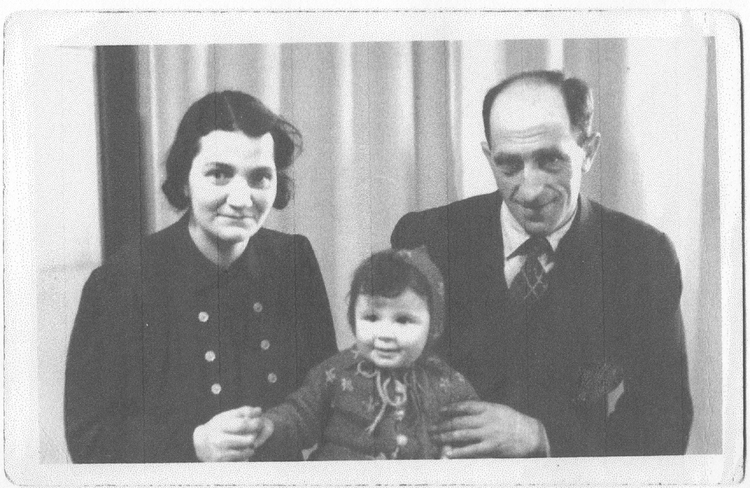 Het gezin Van Spier. Afgebeeld zijn, van links naar rechts: Marianna van Spier-Barend, mijn nichtje Sophia en Marcus van Spier.<br />Deze foto is afkomstig uit het privé archief van Greetje van der Meer-Papegaaij. 