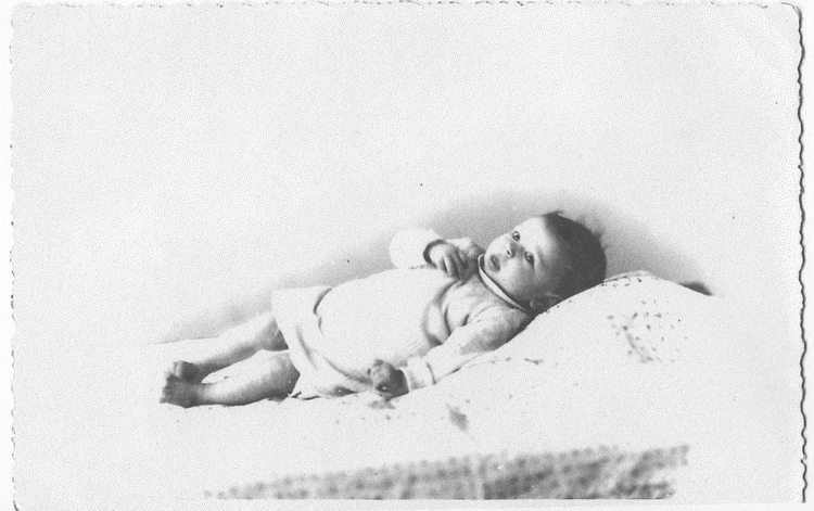 Sophia van Spier. Deze babyfoto van het nichtje Sophia is afkomstig uit het privé archief van Greetje van der Meer-Papegaaij. 