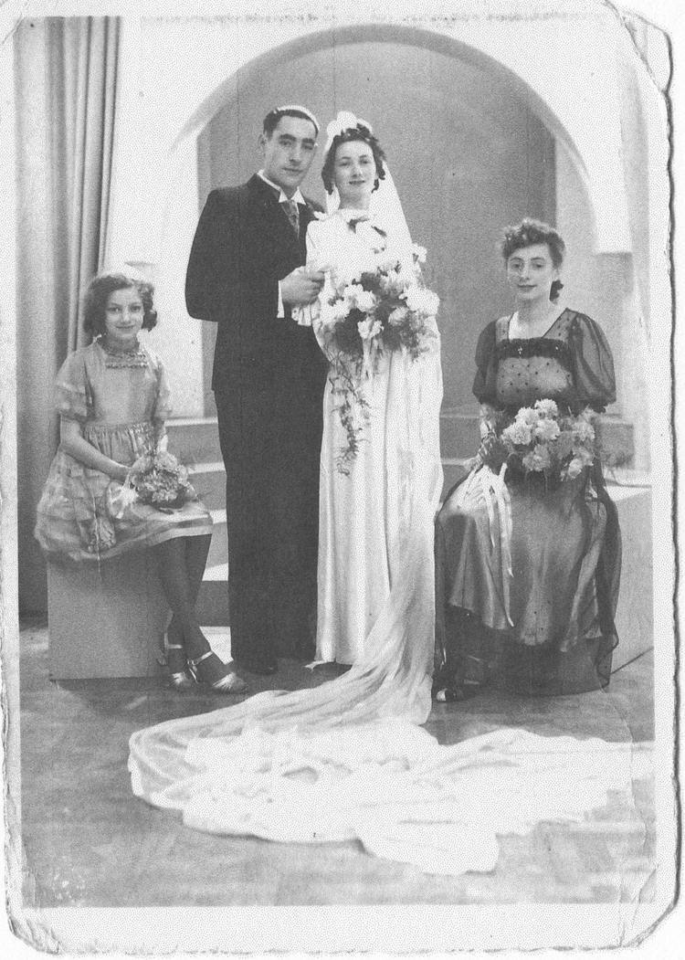Het bruidspaar met bruidsmeisjes. De bruidsmeisjes zijn: Jettie Barend (links) en Hetty (niet helemaal zeker van de naam) aan de rechterkant.<br />De foto is afkomstig uit het privé archief van Greetje van der Meer-Papegaaij. 