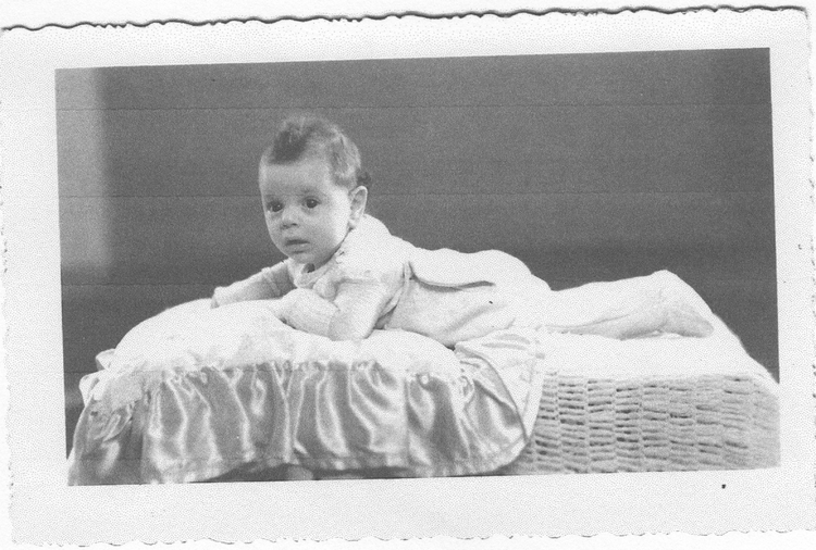 Babyfoto van 'Adie'. Aron Polak werd geboren op 8 september 1941, door de hele familie werd hij Adie genoemd.<br />De foto is afkomstig uit het privé archief van Greetje vand er Meer-Papagaaij. 