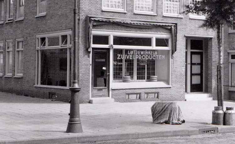 Archimedesweg 03 - 1945  <p>.<br />
<em>Klik rechts bovenaan op de foto en de foto wordt vergroot weergegeven.</em><br />
Foto: Beeldbank Amsterdam</p>