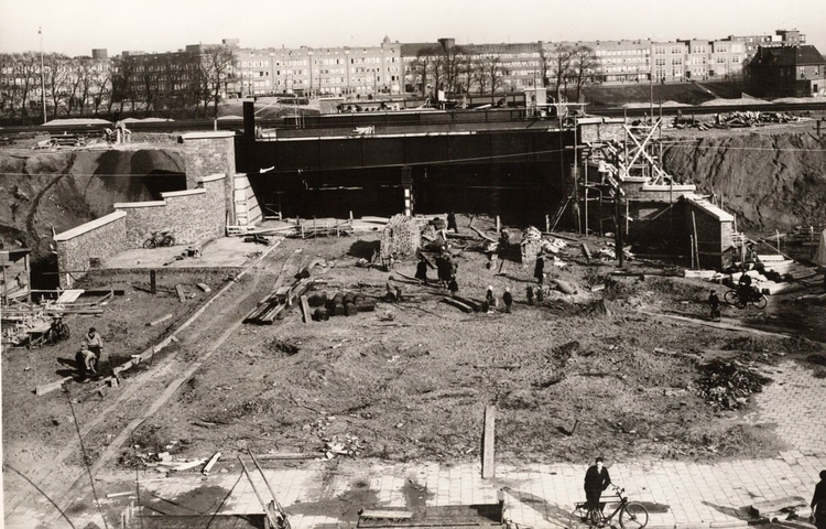 Archimedesweg na 61 richting Molukkenstraat, aanleg van het spoorwegviaduct - ± 1935 .<br />Foto: Beeldbank Amsterdam 