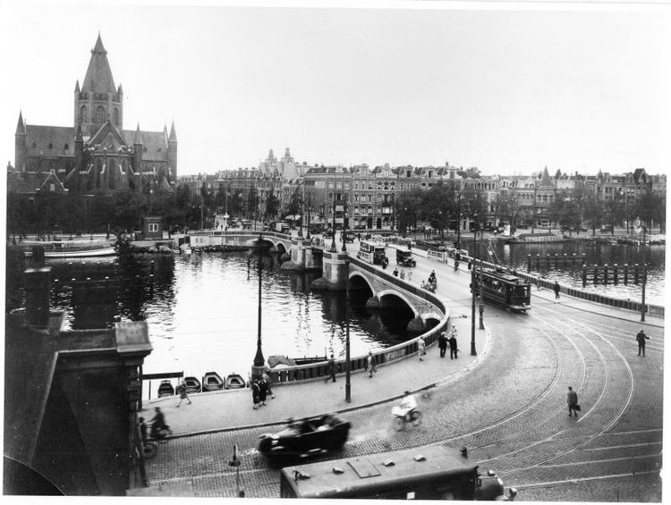 Amstelbrug "Ik hielp mijn vader met zijn broodkar de Amstelbrug over." Foto: Nieuwe Amstelbrug, september 1929 (Foto" Gemeentearchief Amsterdam) 