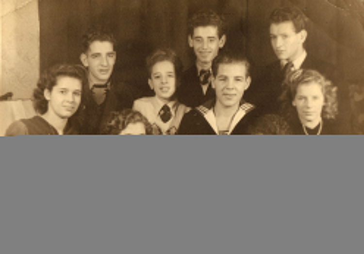 Het gezin de Kwaadsteniet rond 1947. Ary staat achteraan in het midden. .<br />Foto: Ary de Kwaadsteniet 