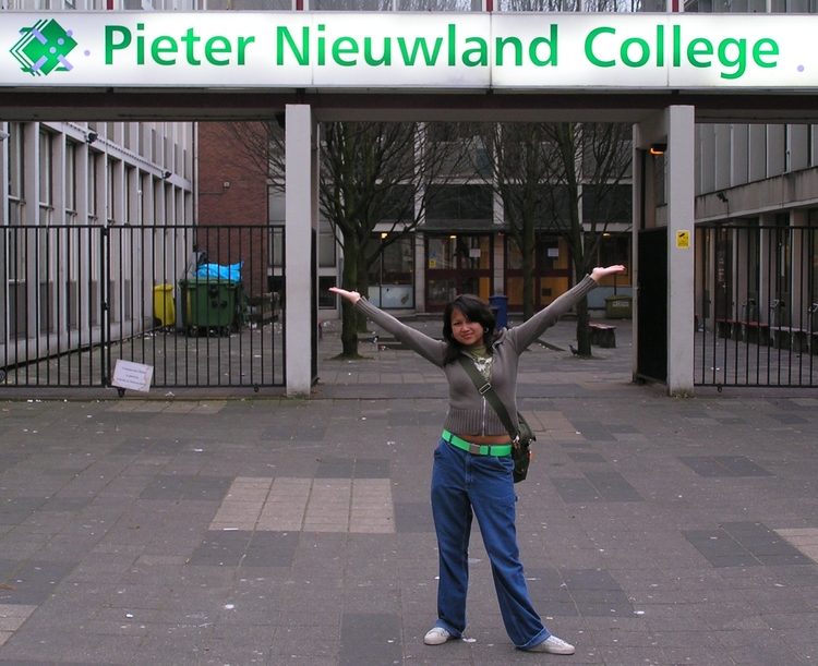 Ashley, pnc Ashley Mac Intosh voor de ingang van het Pieter Nieuwland College, de school waar zij vier jaar op heeft gezeten (2005) 