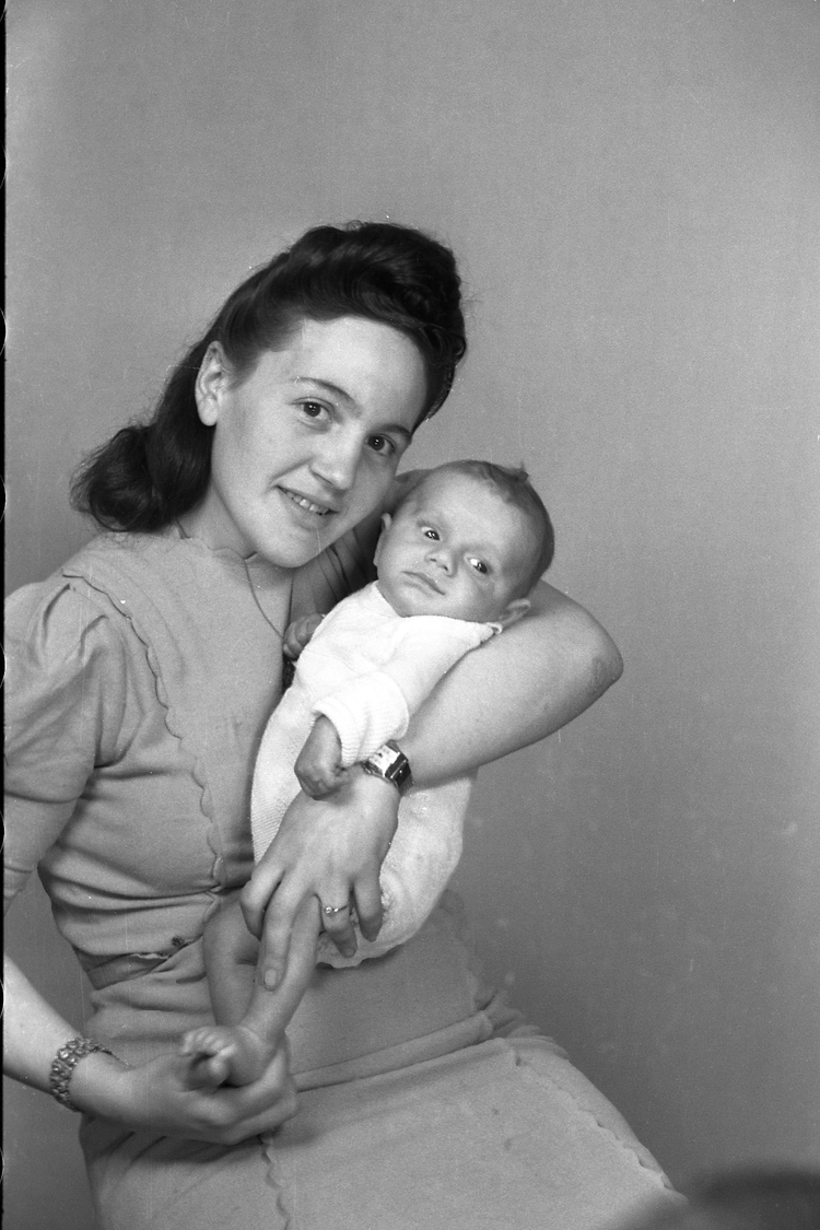 moeder-baby Zomerplaag-Schrijver Foto: Annemie Wolff,  1943<br />Copyright Monica Kaltenschnee 