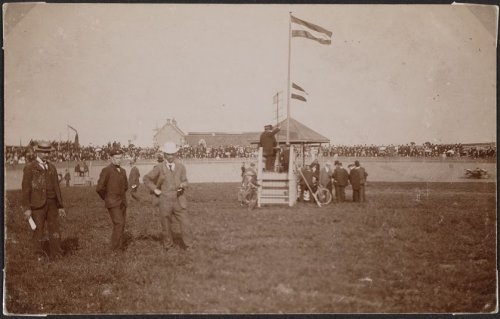 Wielerbaan in 1900. Startpodium op de Wielerbaan Zeeburgerdijk (nu Makassarplein).Bron: beeldbank, SAA. 