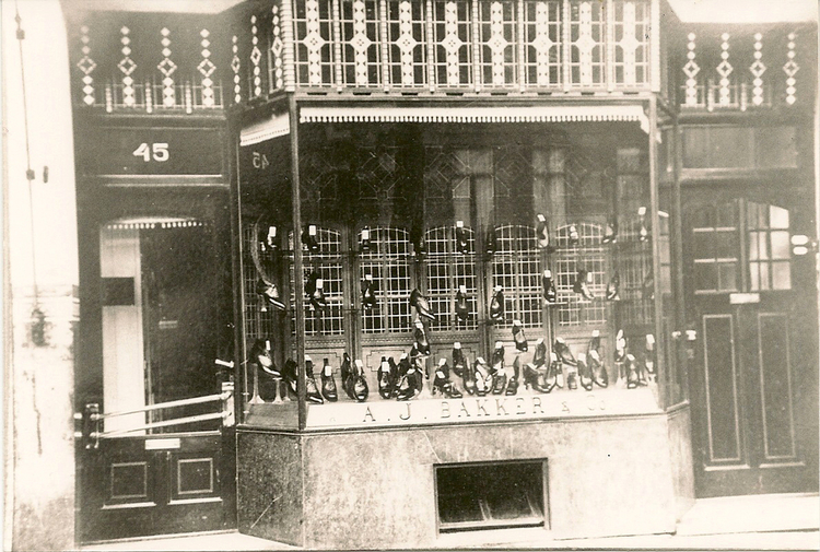 Middenweg 45 Schoenenwinkel A. J. Bakker 1ste prijs winkelweek - 1926 .<br />Klik rechts bovenaan op de foto en de foto wordt vergroot weergegeven.<br />Foto: Fam. Bakker .<br />Foto: Fam. Bakker 