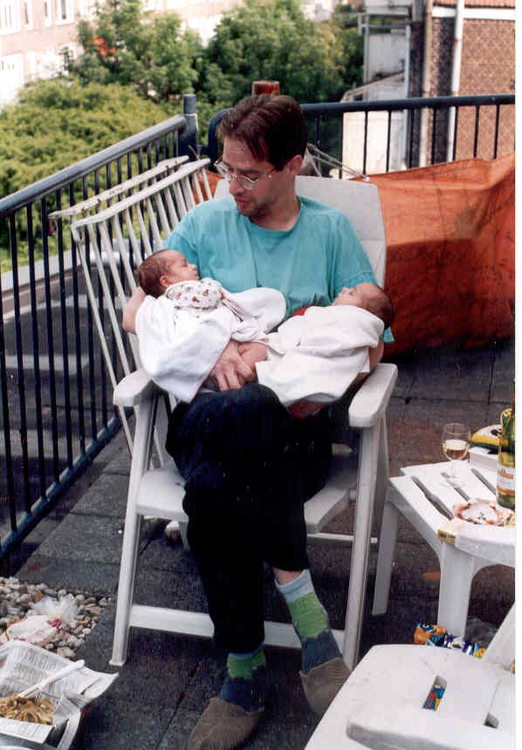Balkon De pasgeboren tweeling op het balkon aan de Middenweg, tegenover Frankendael (1998) 