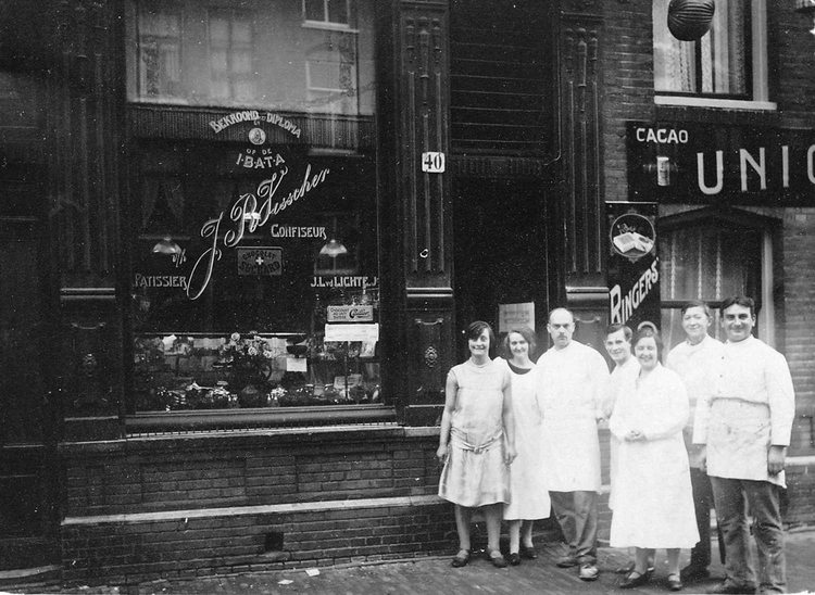 Banketbakkerij van der Lichte - 1930 .<br />Foto: Sylvia van den Brink-van der Lichte 