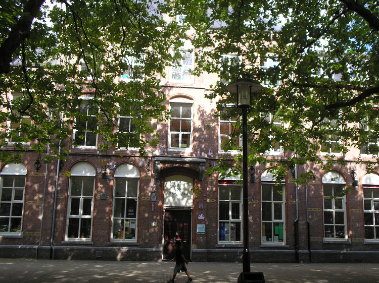  De Sint Barbaraschool op het Kastanjeplein. De ingang was in de 3e Oosterparkstraat. 