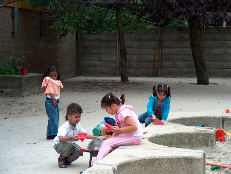  Leerlingen spelen in de zandbak van Basisschool de Kraal, 2003: "zo'n 80 tot 90 procent van de kinderen is van buitenlandse afkomst." 