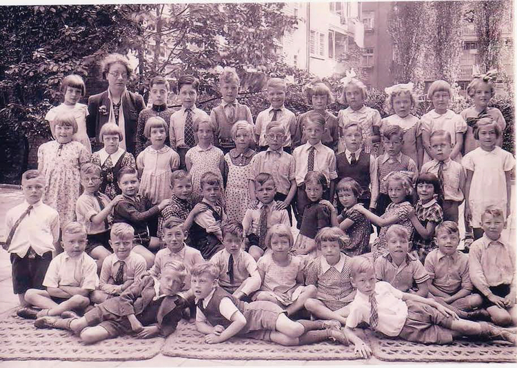 Batjan school, ongeveer 1938 Dit is de eerste klas waar Geertje zat, zij staat recht voor de juf en heeft een gepunt kraagje op haar jurk. 
