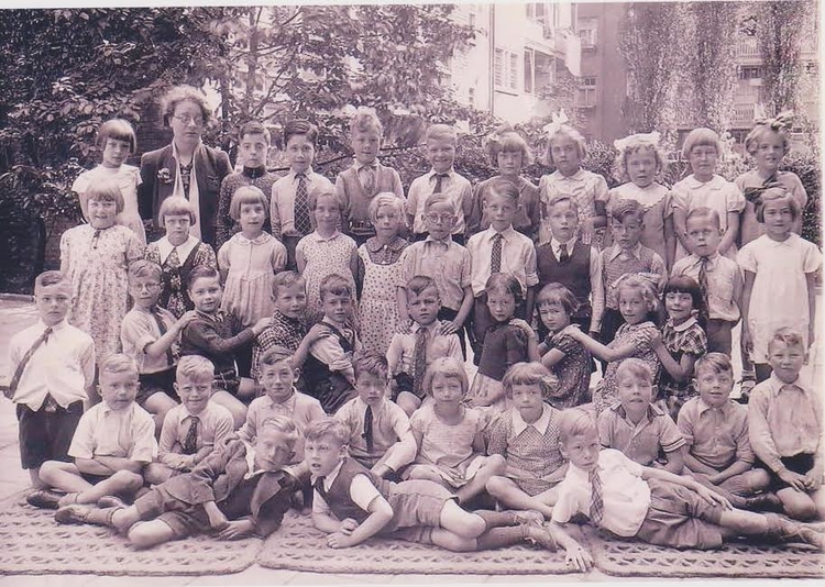 Batjanschool - ± 1939 .<br />Foto: Geertje van Geenen 