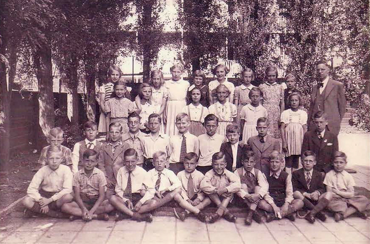 De 5e klas van de Batjanschool Rechts staat meester Schutte, Geertje staat midden achterin met donker jurkje. Foto omstreeks 1942 