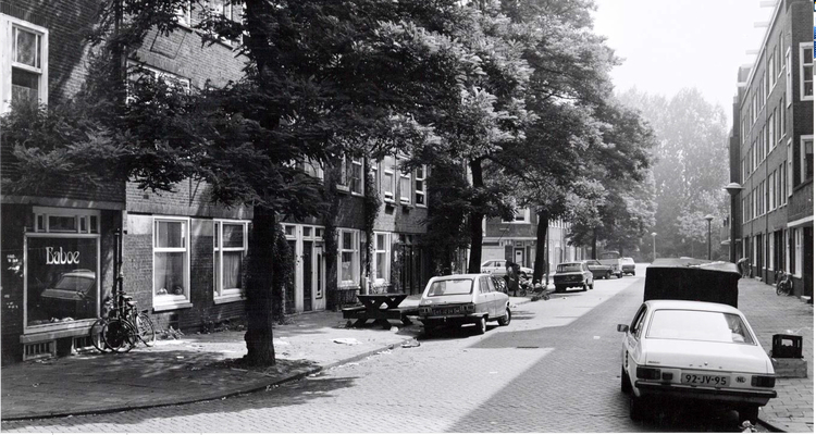 Baweanstraat 1-7 1983 .<br />De vroegere melkwinkel van Van der Vecht is zichtbaar, direct naast de winkel, het eerste benedenhuis, de slagerij.<br />.<br />Foto: Beeldbank Amsterdam 