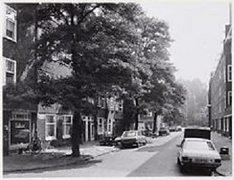 Baweanstraat 1 t/m 7 (Foto: Stadsarchief Amsterdam 1983) Links vooraan was vroeger de winkel van Van der Vecht. 