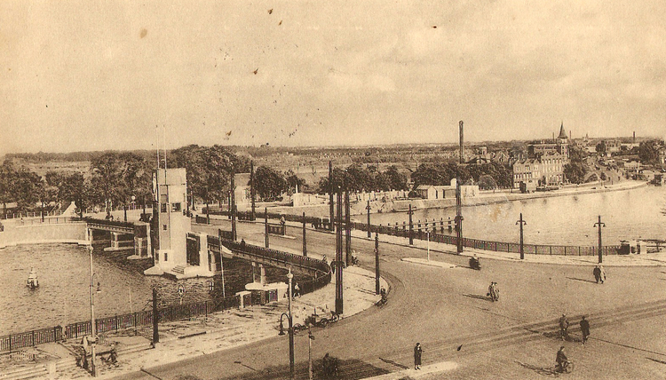 Weesperzijde 194 (rechts bij het torentje) - ± 1935 .<br />Foto: Jan van Deudekom 