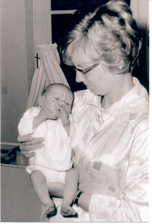  Berry Meijer-Wind met haar pasgeboren zoon Paul in het Anna Paviljoen (OLVG), 11 juli 1966. 