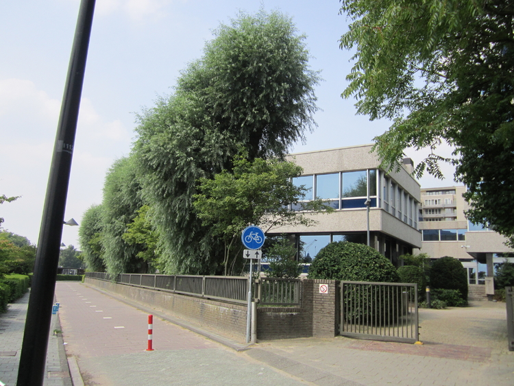 Er loopt nog steeds een pad achter het gebouw langs de Amstel. .<br />Foto: Jo Haen © 