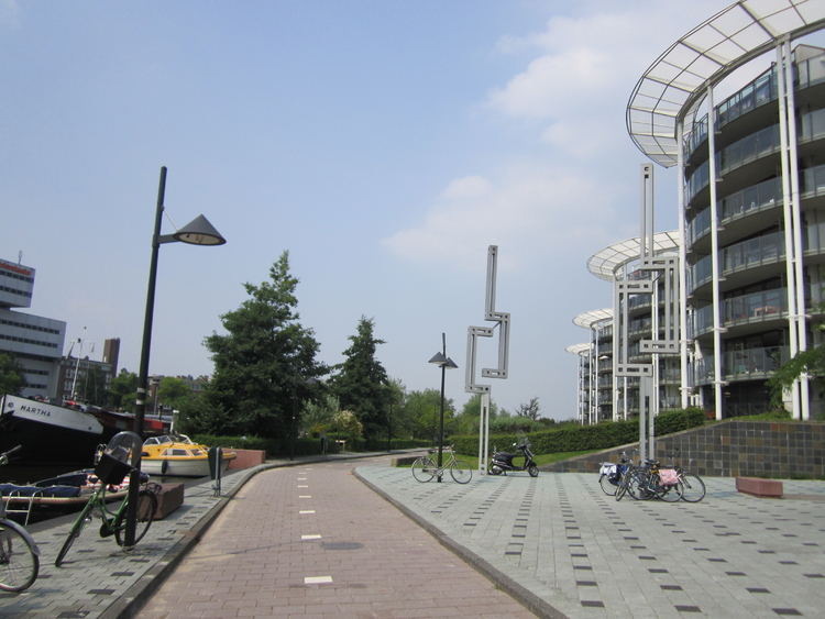 Nieuwbouw op de Omval met het pad langs de Amstel. Links een stukje van het gebouw Rivierstaete op de Amsteldijk. .<br />Foto: Jo Haen © 